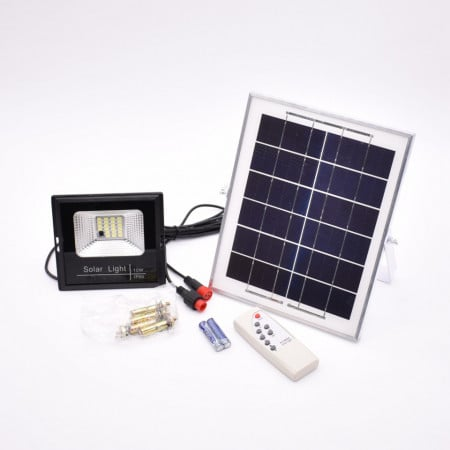 Proiector LED solar 200W 300W 400W 600W IP66 telecomanda 6000K lumina rece exterior